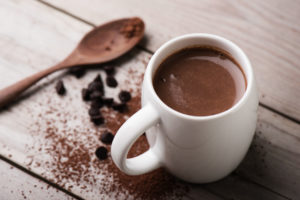 Lee más sobre el artículo Chocolate caliente aromatizado con ron y café