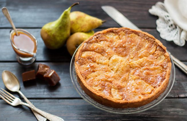 En este momento estás viendo Receta de tarta de peras y caramelo