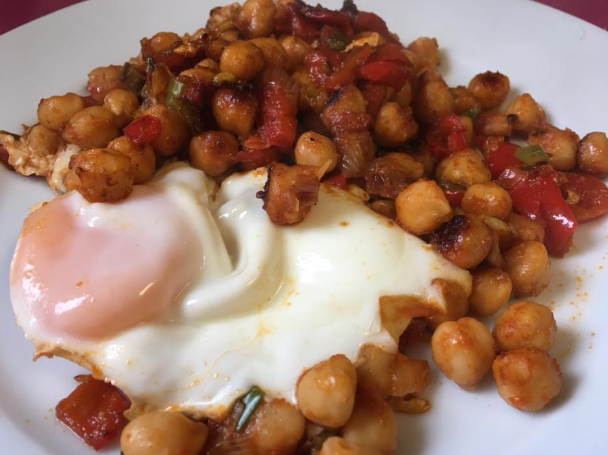 En este momento estás viendo Garbanzos Fritos con Patatas