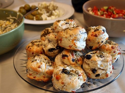 En este momento estás viendo Scones de aceitunas y cebolla