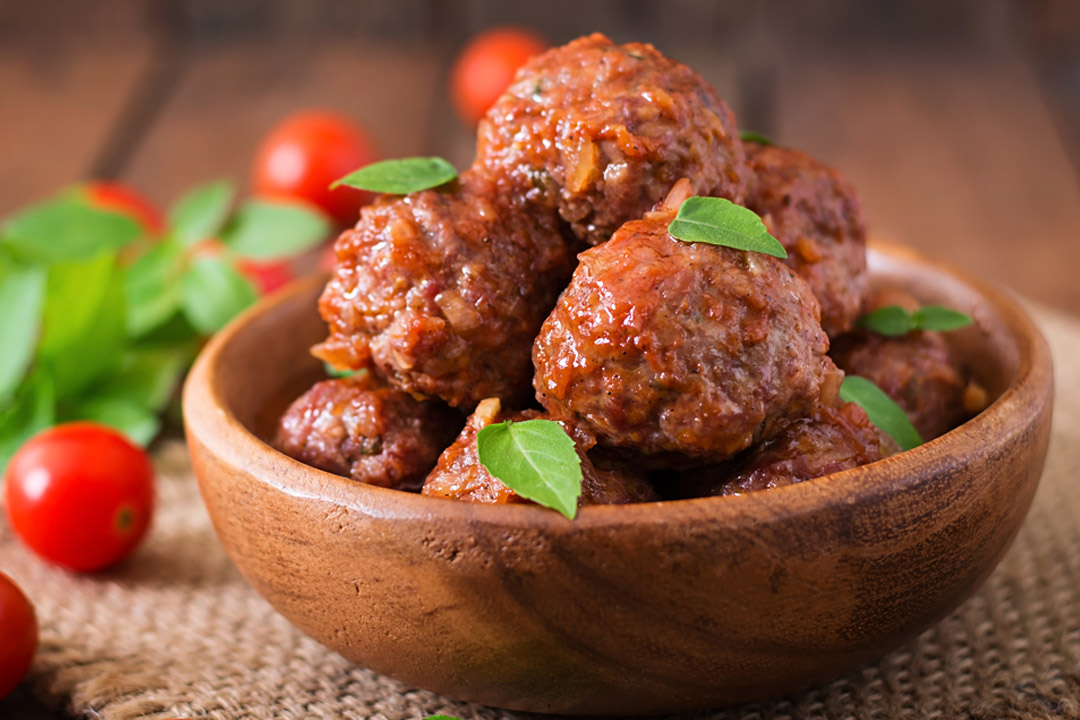 En este momento estás viendo Receta de albóndigas con salsa, al microondas