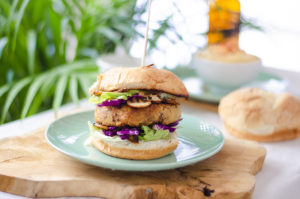 Lee más sobre el artículo Hamburguesas vegetales con salsa de miso y yogur