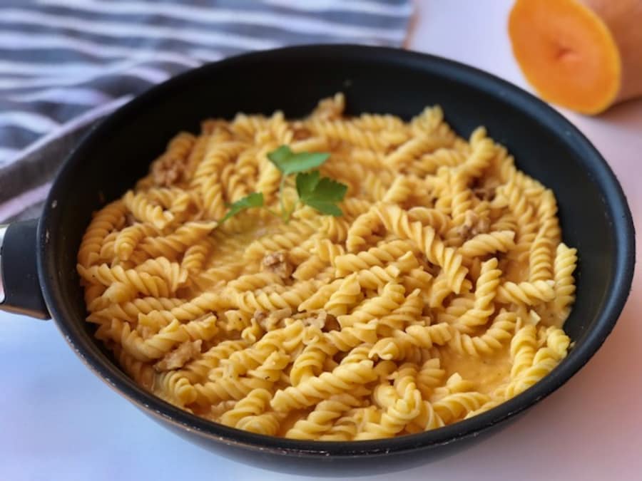 En este momento estás viendo Macarrones con calabaza y nueces