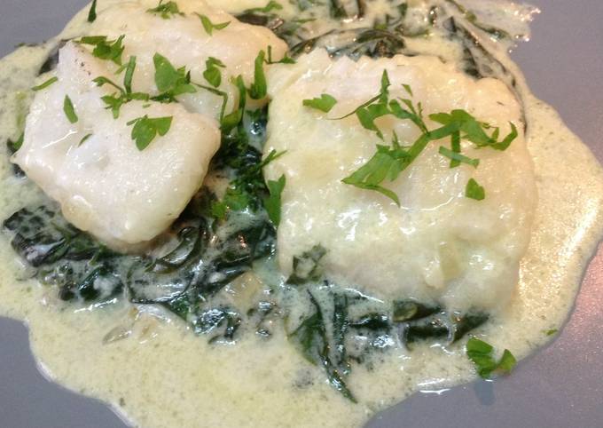 En este momento estás viendo Receta de lomo de bacalao con salsa veloute y espinacas