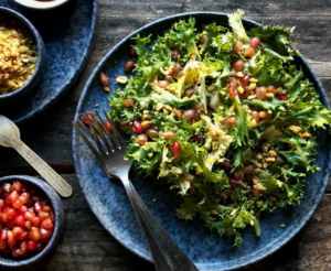 Lee más sobre el artículo ENSALADA DE ESCAROLA CON GRANADA Y NUECES