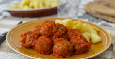 Receta de albóndigas de carne con salsa de tomate casera y patatas salteadas