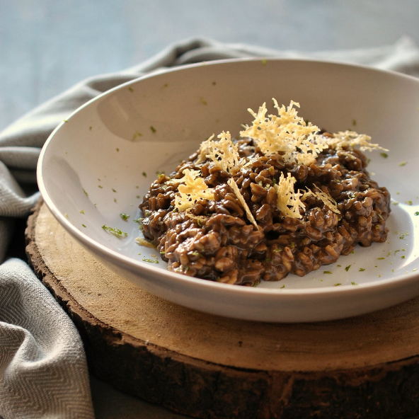 En este momento estás viendo Risotto de ajo negro con crujiente de Parmesano