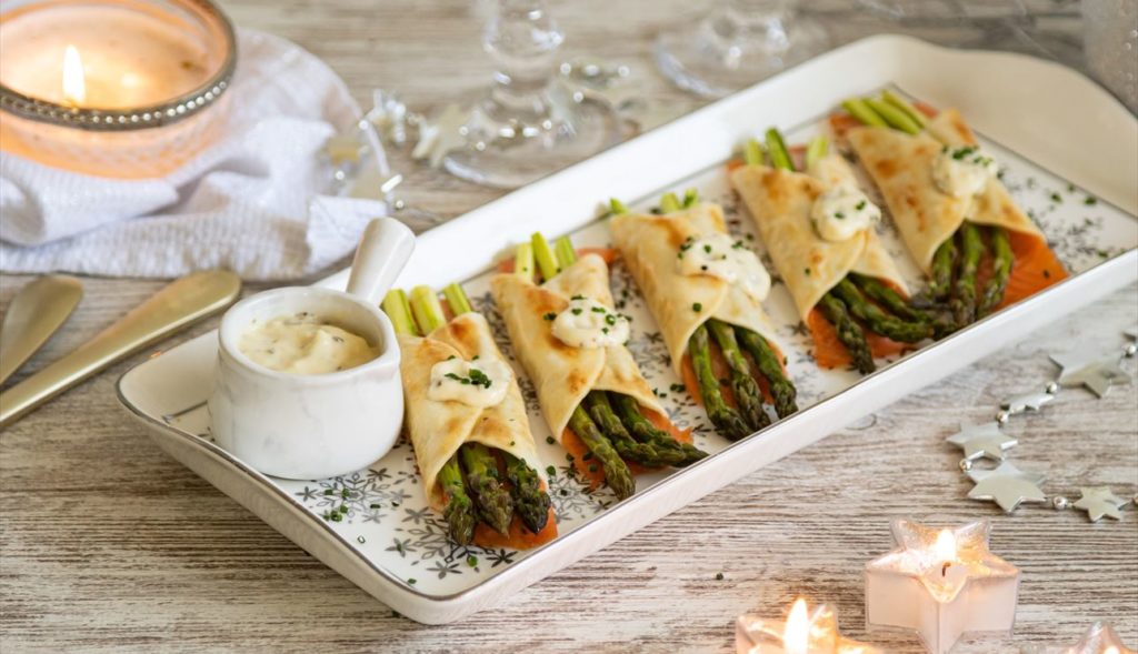 En este momento estás viendo Smoked salmon rolls with asparagus and tartar sauce