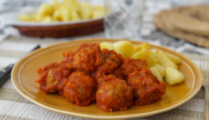 Lee más sobre el artículo Meatballs with homemade tomato sauce and sautéed potatoes recipe