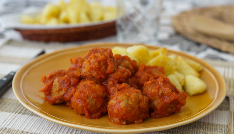 En este momento estás viendo Meatballs with homemade tomato sauce and sautéed potatoes recipe