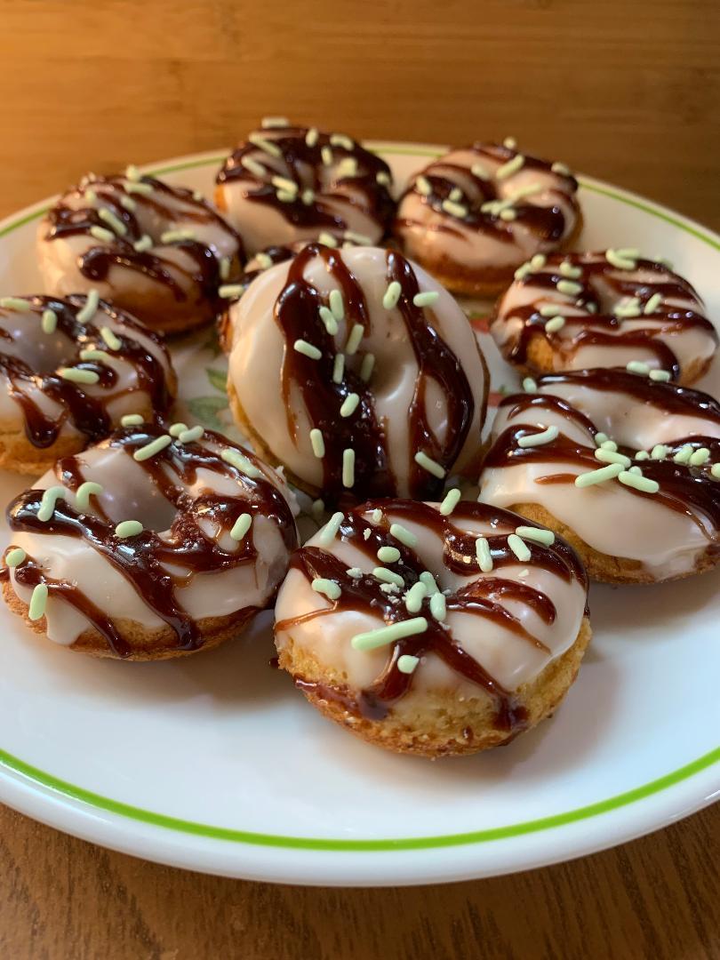 Mini donas de plátano con mezcla de pastel