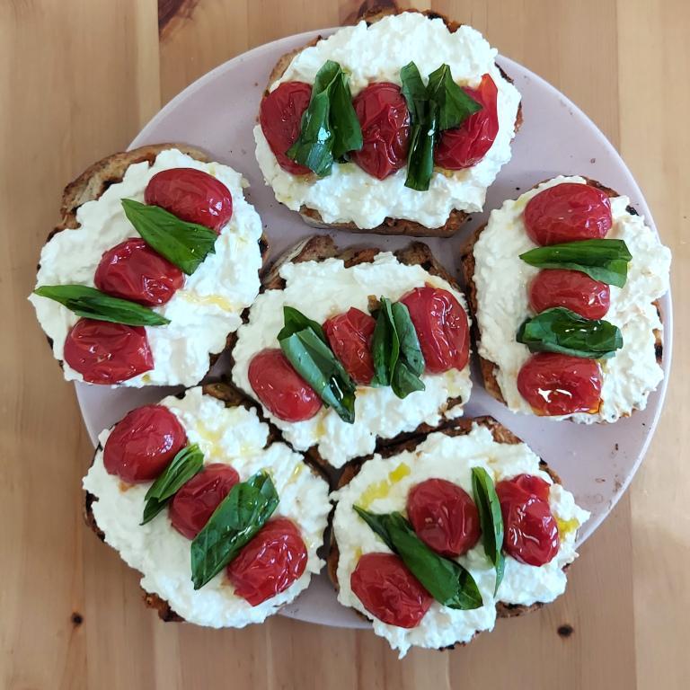 Bruschetta de tomate con queso crema y mozzarella