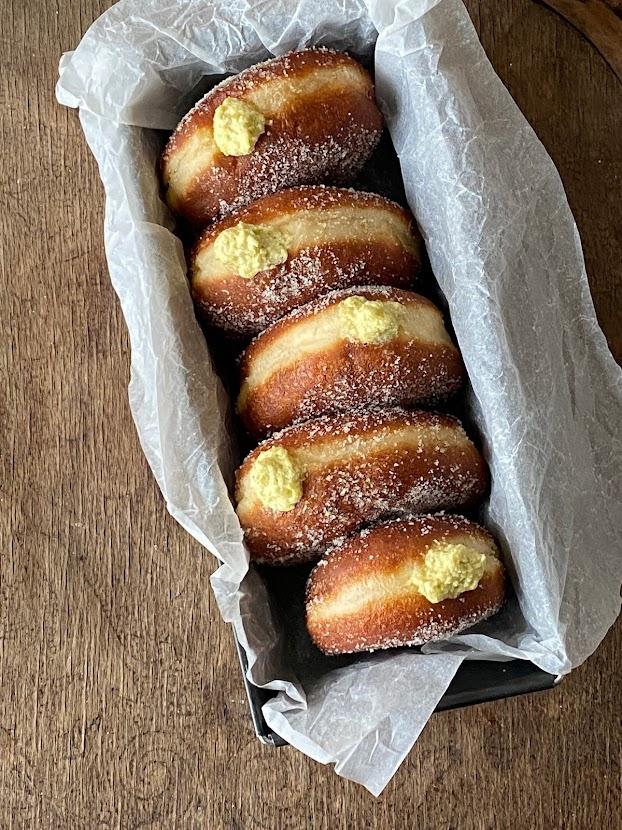 Buñuelos rellenos de crema de pistacho